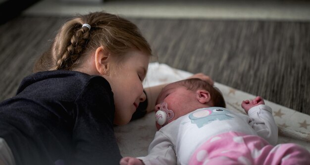 Foto hooghoekbeeld van meisje met baby