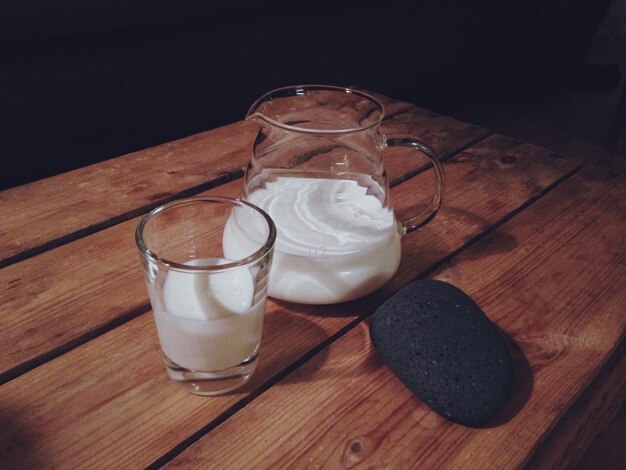 Foto hooghoekbeeld van melk en steen op tafel
