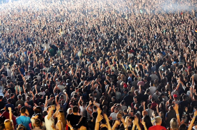Foto hooghoekbeeld van menigte tijdens een muziekconcert