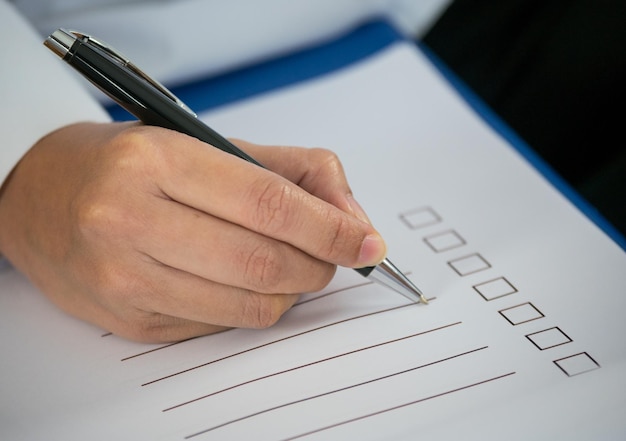 Hooghoekbeeld van menselijk handschrift