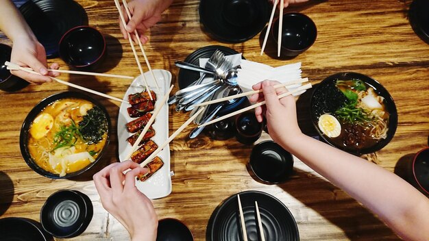 Foto hooghoekbeeld van mensen die eten