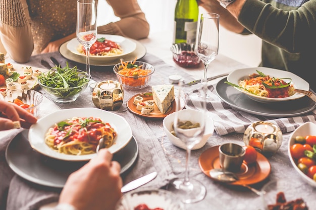 Hooghoekbeeld van mensen die eten