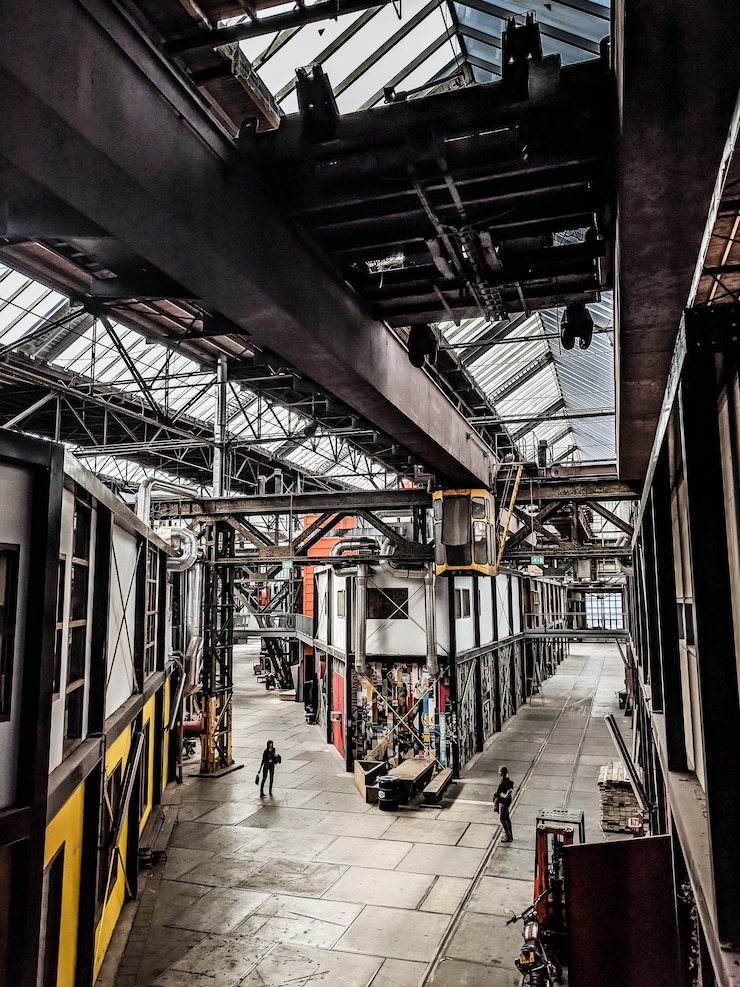 Foto hooghoekbeeld van mensen die in de fabriek staan