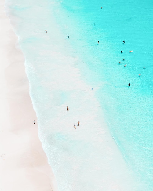 Hooghoekbeeld van mensen die in de zee zwemmen