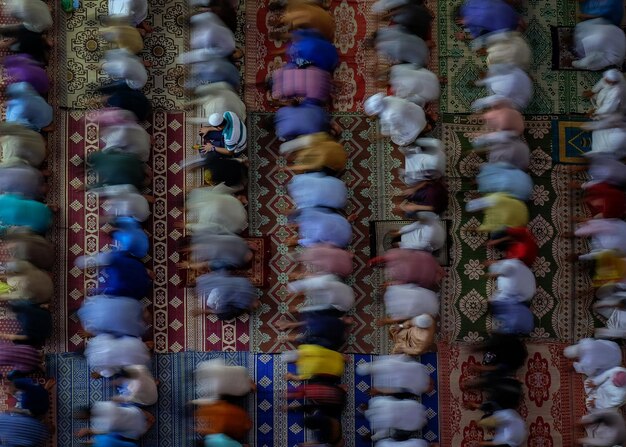 Foto hooghoekbeeld van mensen die in een moskee bidden