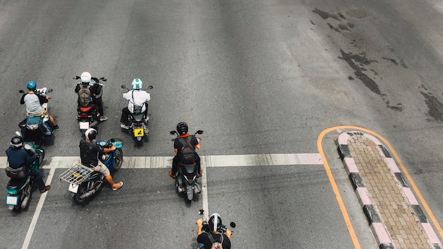 Foto hooghoekbeeld van mensen die op een motorfiets op de weg rijden