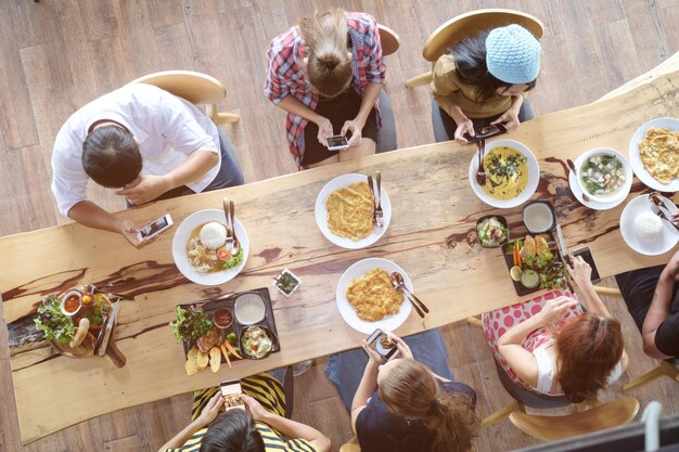 Foto hooghoekbeeld van mensen die voedsel eten