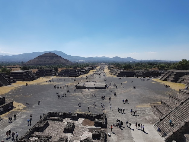 Hooghoekbeeld van mensen in Teotihuacan