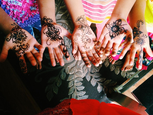 Foto hooghoekbeeld van mensen met een henna-tattoo