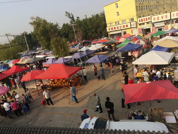 Foto hooghoekbeeld van mensen op de straatmarkt