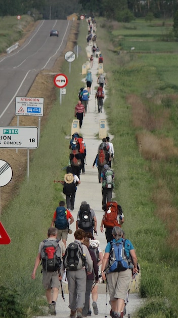 Hooghoekbeeld van mensen op het veld