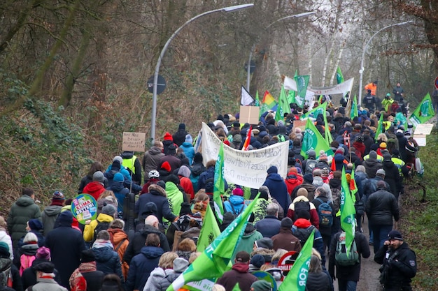 Foto hooghoekbeeld van mensen op planten