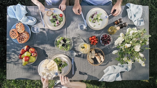 Foto hooghoekbeeld van mensen op tafel