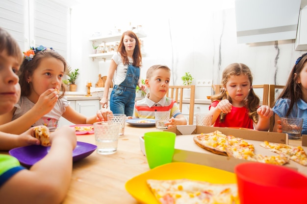 Hooghoekbeeld van mensen op tafel