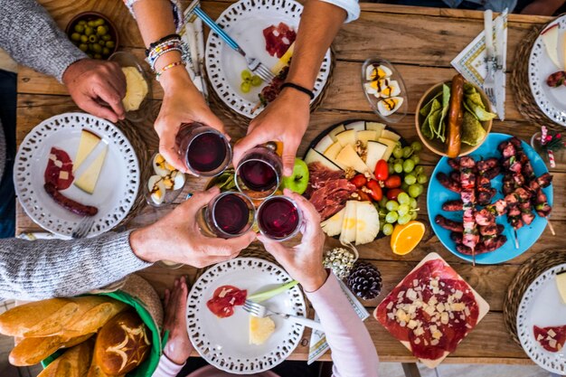 Foto hooghoekbeeld van mensen op tafel