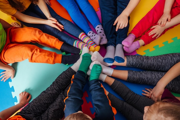 Hooghoekbeeld van mensen op veelkleurige paraplu's