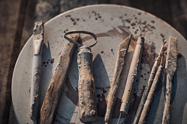 Hooghoekbeeld van metalen gereedschappen op tafel