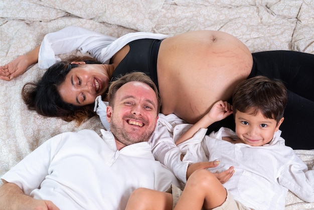 Hooghoekbeeld van moeder die thuis op het bed slaapt