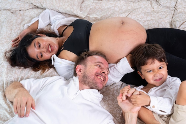 Hooghoekbeeld van moeder en dochter in bed thuis