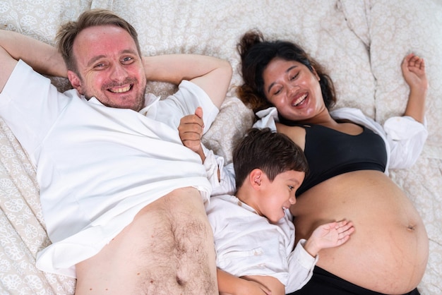 Hooghoekbeeld van moeder en dochter thuis
