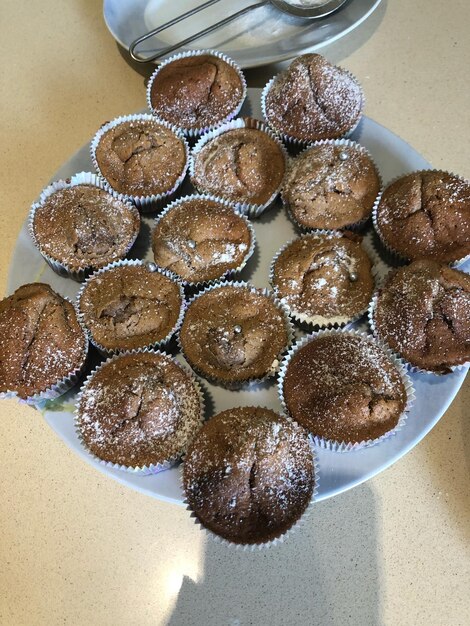 Hooghoekbeeld van muffins in een bord op tafel