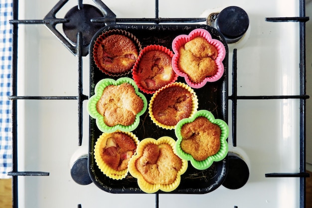 Foto hooghoekbeeld van muffins op bord