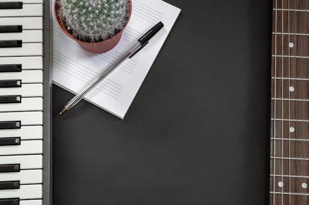 Foto hooghoekbeeld van muziekapparatuur met potplant en boek op tafel