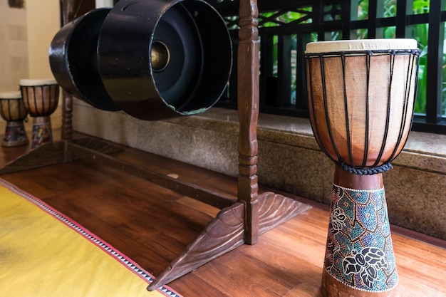Foto hooghoekbeeld van muziekinstrumenten op een hardhouten vloer