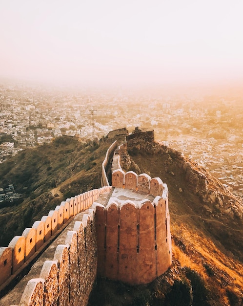 Hooghoekbeeld van Nargarh fort in Jaipur stad India