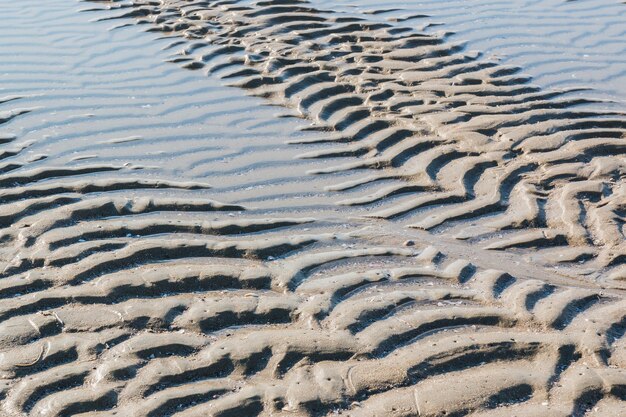 Foto hooghoekbeeld van nat zand