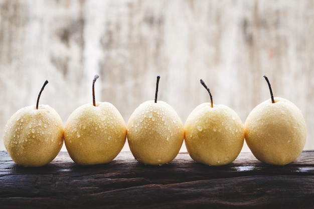 Foto hooghoekbeeld van natte appels op een houten tafel