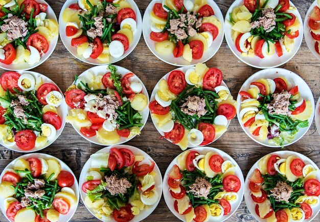 Foto hooghoekbeeld van nizzarda salade op tafel