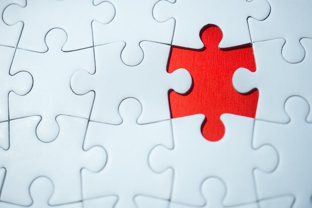 Hooghoekbeeld van onvolledige puzzel