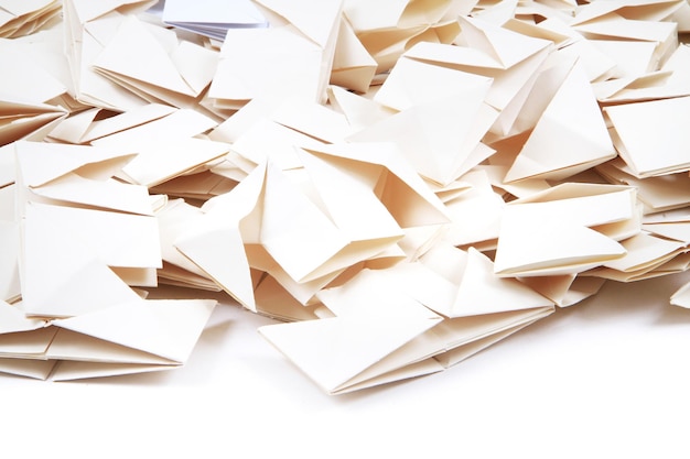 Hooghoekbeeld van op tafel gerangschikt papier