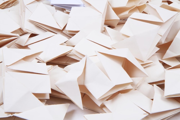 Hooghoekbeeld van op tafel gerangschikt papier