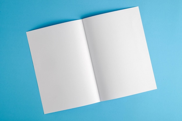 Hooghoekbeeld van open boek op tafel