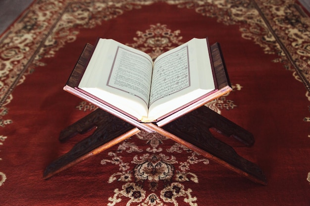 Hooghoekbeeld van open boek op tafel