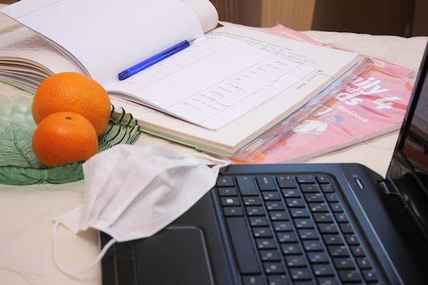 Foto hooghoekbeeld van oranje en laptop op tafel