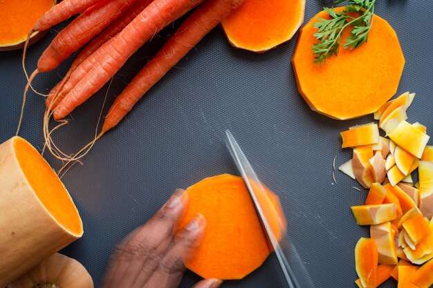 Foto hooghoekbeeld van oranje groenten op de snijplank