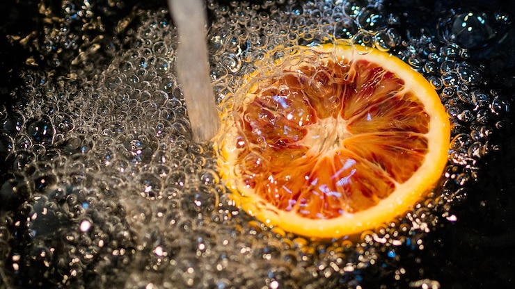 Foto hooghoekbeeld van oranje in het water