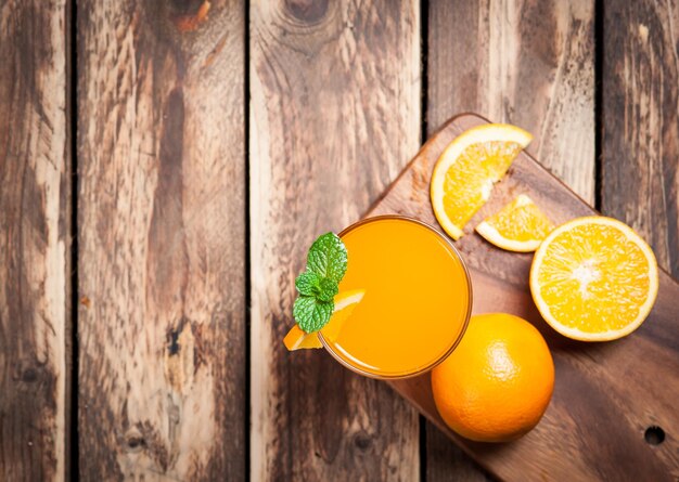 Hooghoekbeeld van oranje op tafel