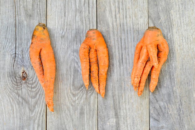 Foto hooghoekbeeld van oranje op tafel