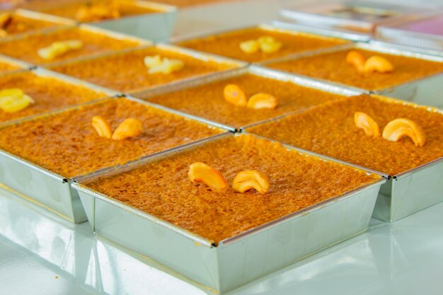 Foto hooghoekbeeld van oranje voedsel op tafel