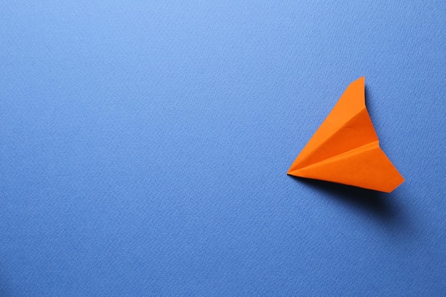 Foto hooghoekbeeld van origami op blauwe tafel