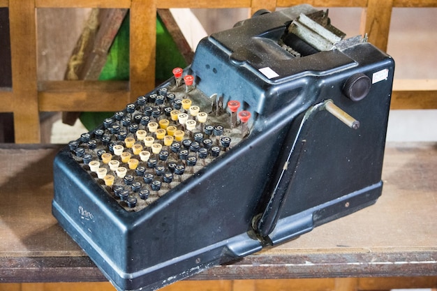 Foto hooghoekbeeld van oude machine op tafel