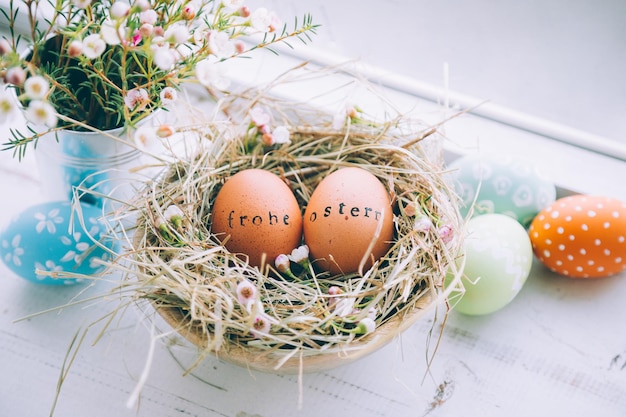 Hooghoekbeeld van paaseieren in een nest op de vensterbank