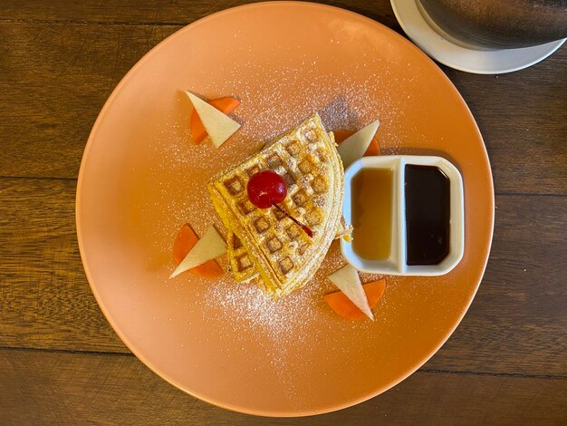 Foto hooghoekbeeld van pannenkoek op tafel