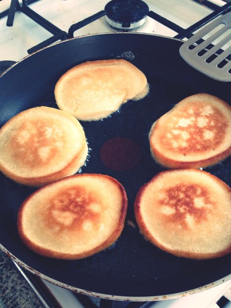 Hooghoekbeeld van pannenkoeken die op een pan worden gebakken