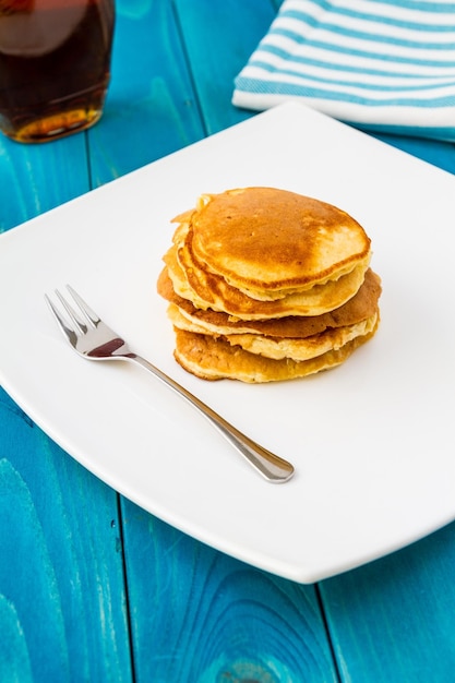 Hooghoekbeeld van pannenkoeken in een bord op tafel