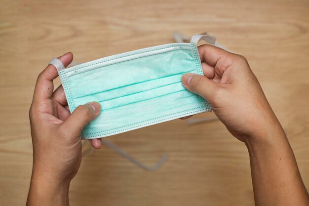 Foto hooghoekbeeld van papier in de hand op tafel